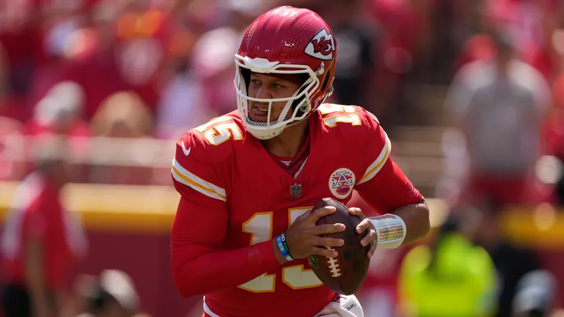 Mahomes’ Behind-the-Back Pass to Kelce in Chiefs’ Loss